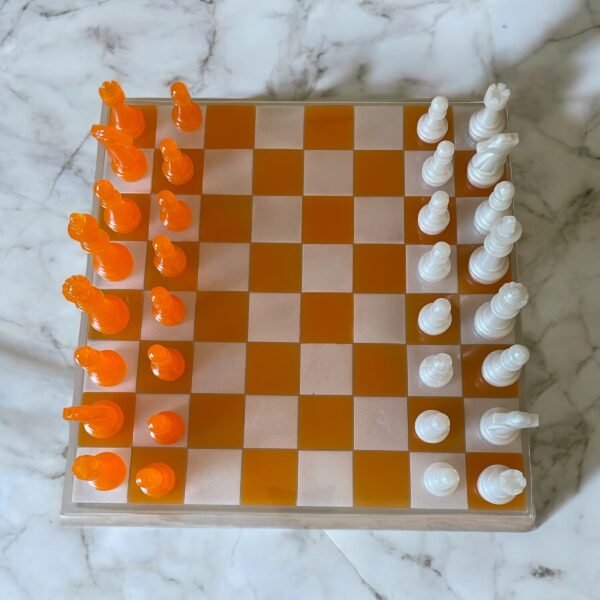 Echiquier orange et nacre